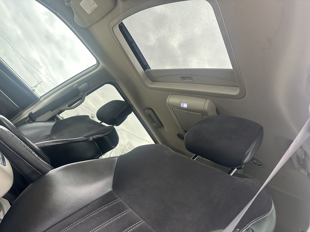 2015 Chrysler Town & Country Image 10