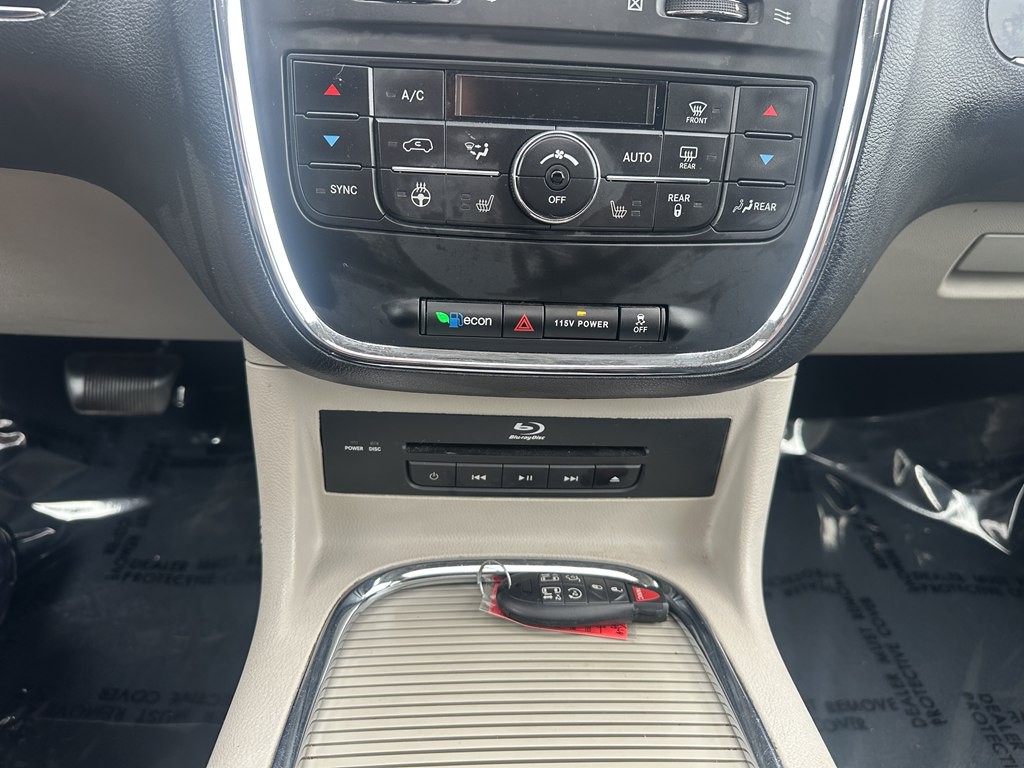 2015 Chrysler Town & Country Image 13