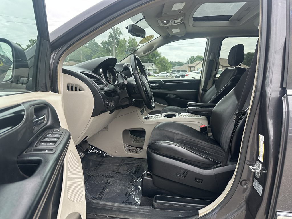 2015 Chrysler Town & Country Image 17