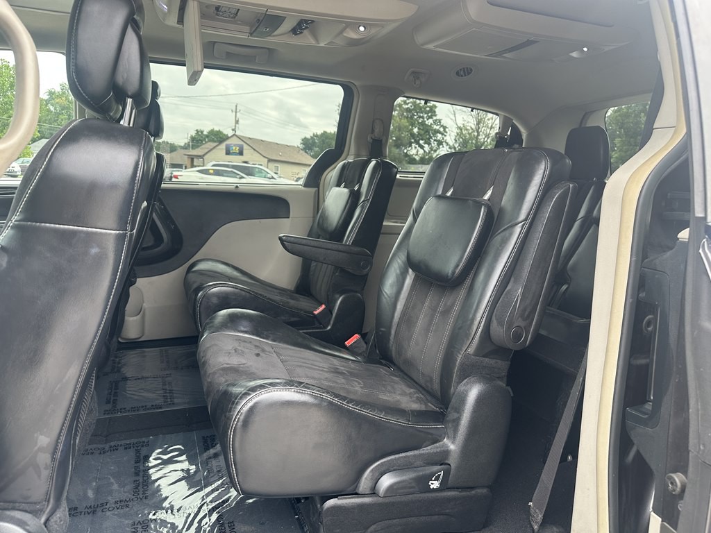 2015 Chrysler Town & Country Image 18