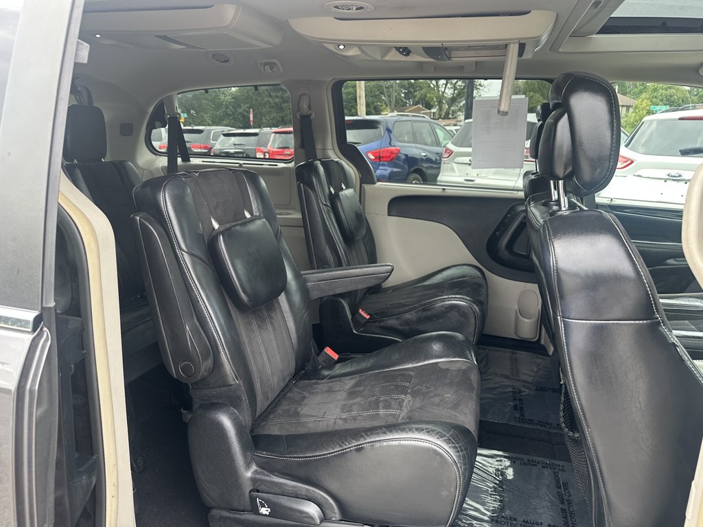 2015 Chrysler Town & Country Image 20