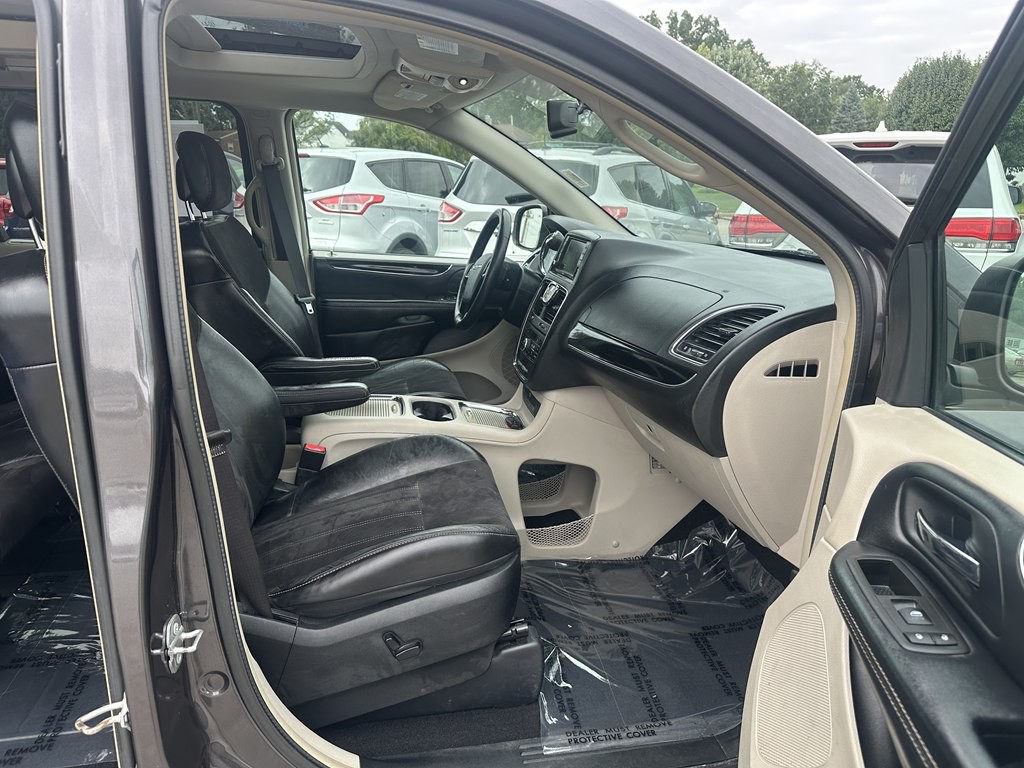 2015 Chrysler Town & Country Image 21