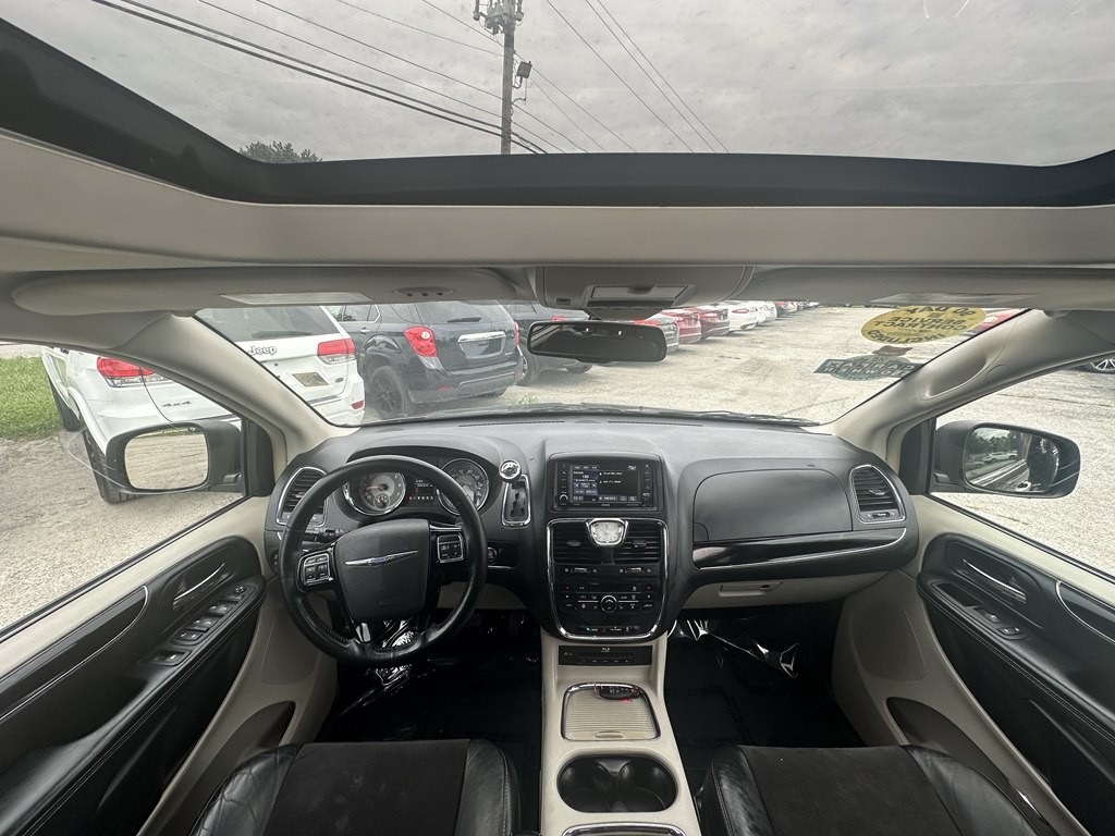 2015 Chrysler Town & Country Image 22