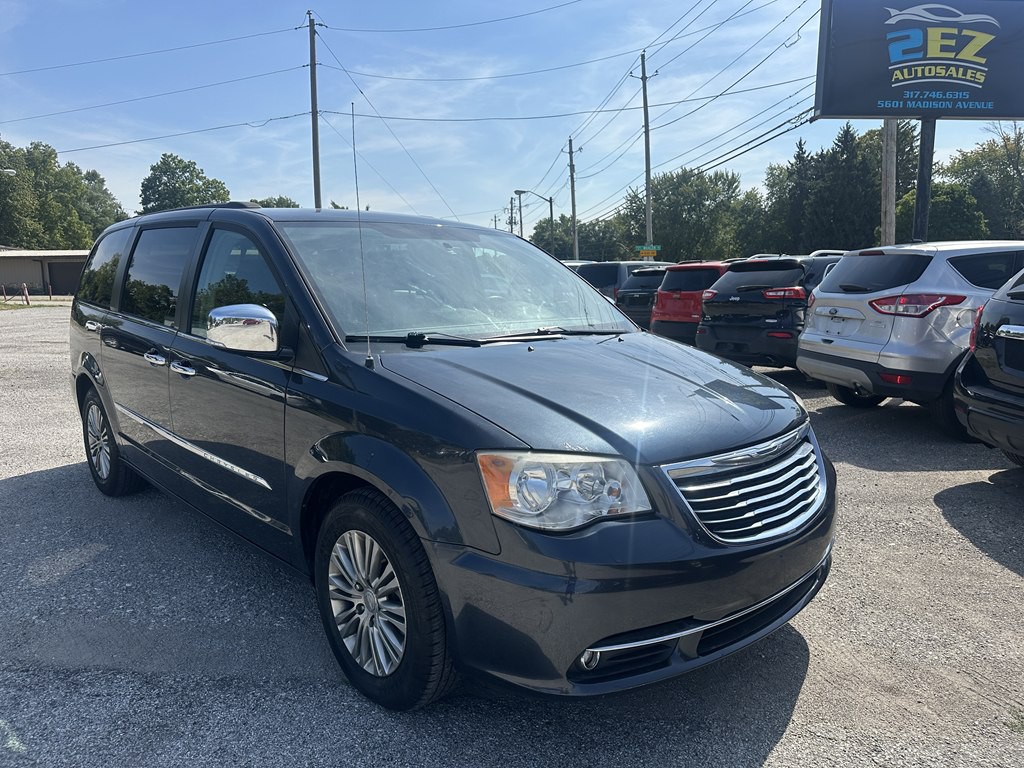 2013 Chrysler Town & Country Image 1