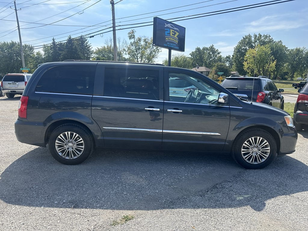 2013 Chrysler Town & Country Image 2