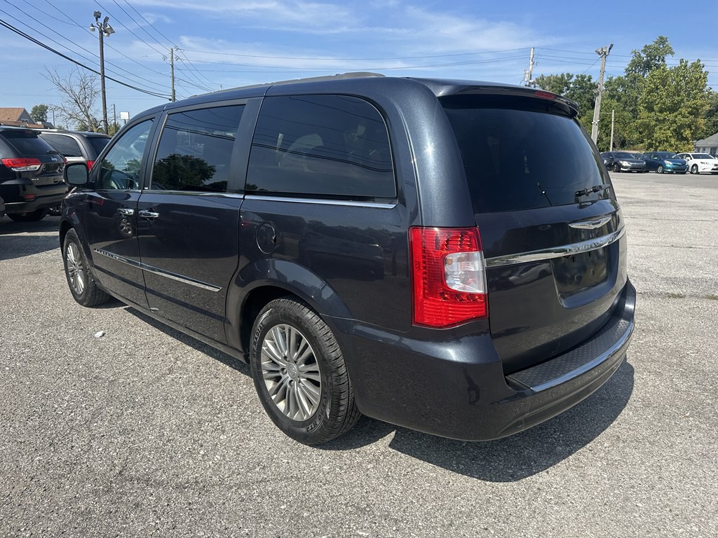 2013 Chrysler Town & Country Image 5