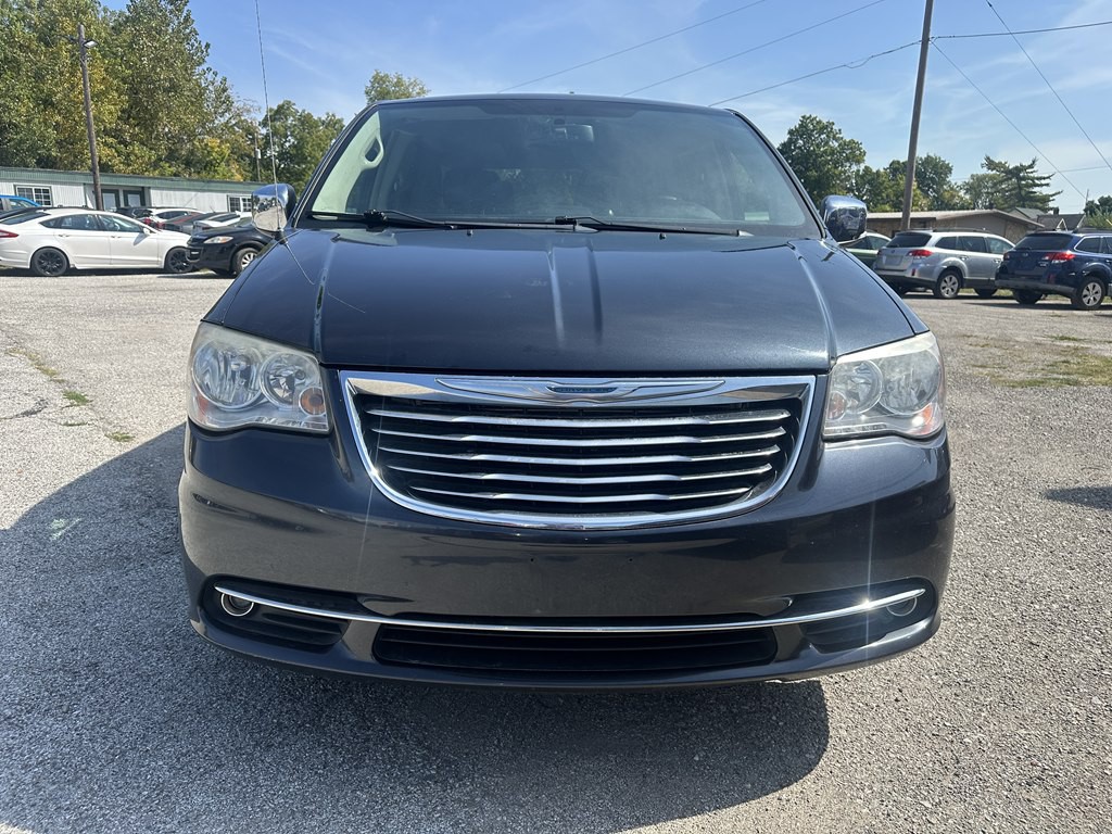 2013 Chrysler Town & Country Image 8