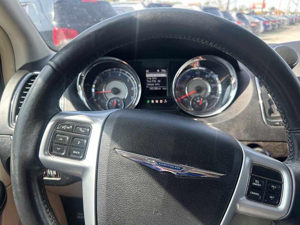 2013 Chrysler Town & Country Image 11