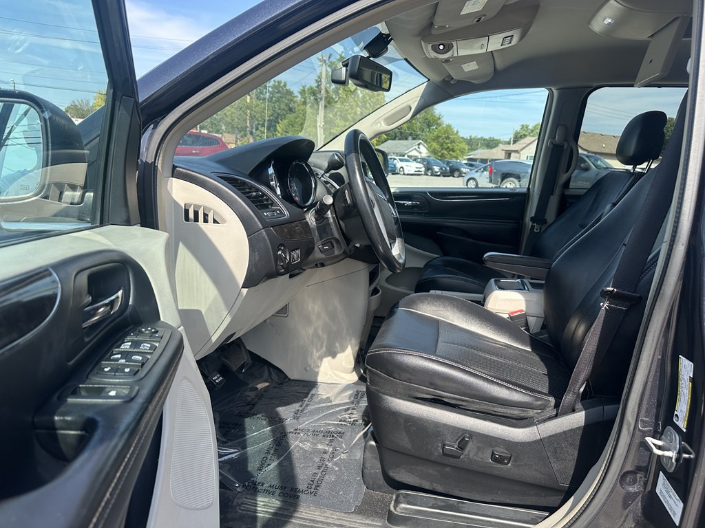 2013 Chrysler Town & Country Image 14