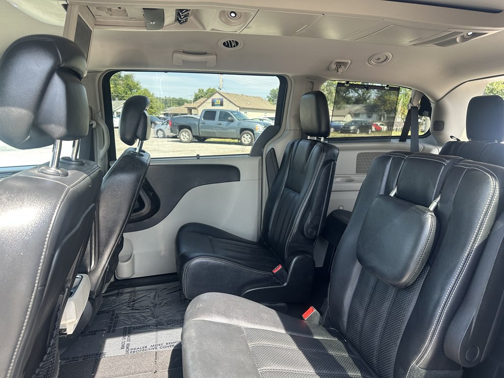 2013 Chrysler Town & Country Image 15