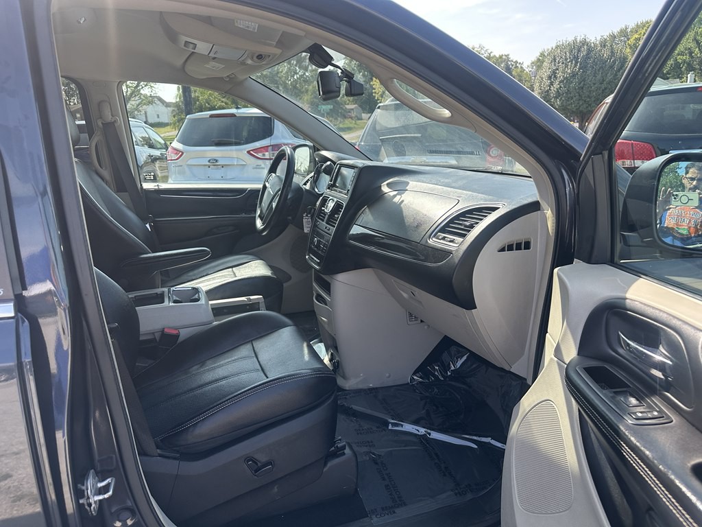 2013 Chrysler Town & Country Image 18