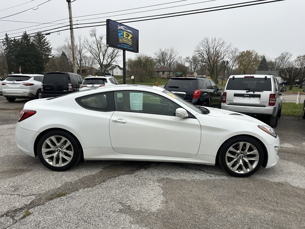 2013 Hyundai Genesis Image 2