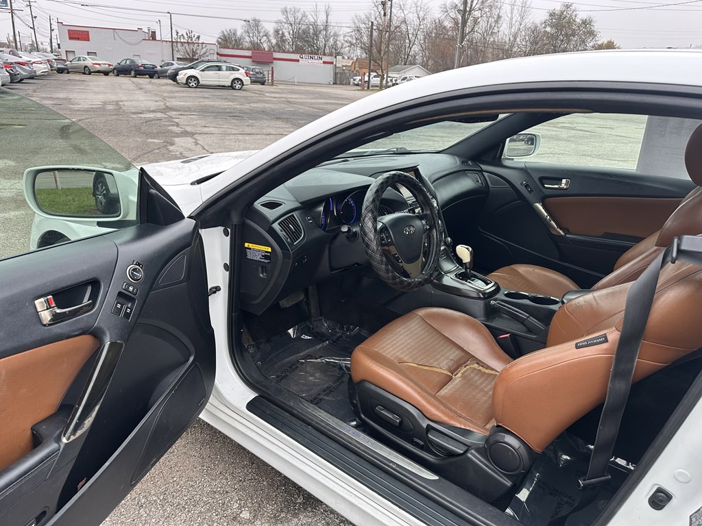 2013 Hyundai Genesis Image 9