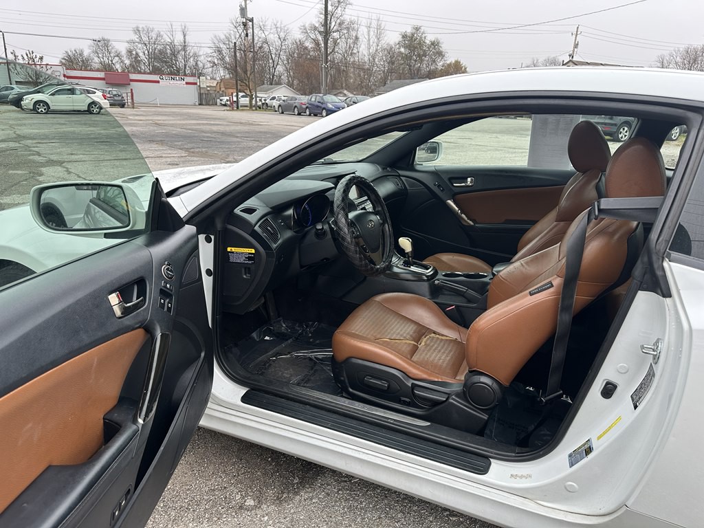 2013 Hyundai Genesis Image 17