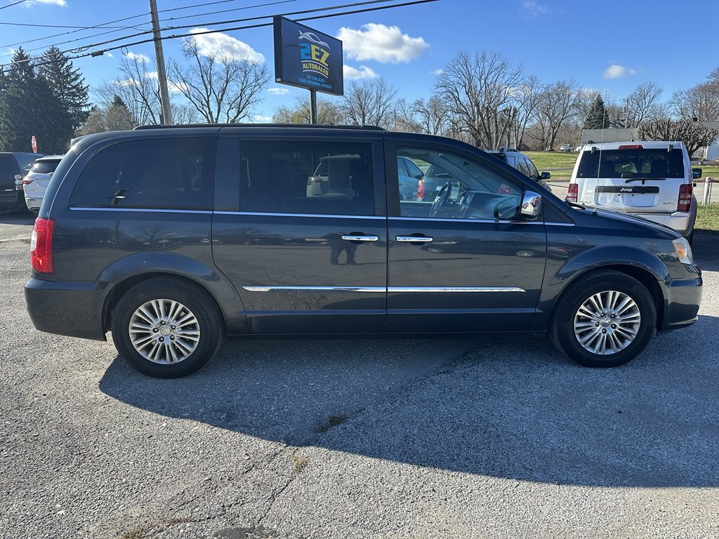 2013 Chrysler Town & Country Image 2