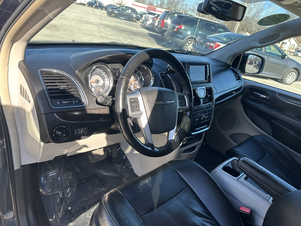 2013 Chrysler Town & Country Image 9