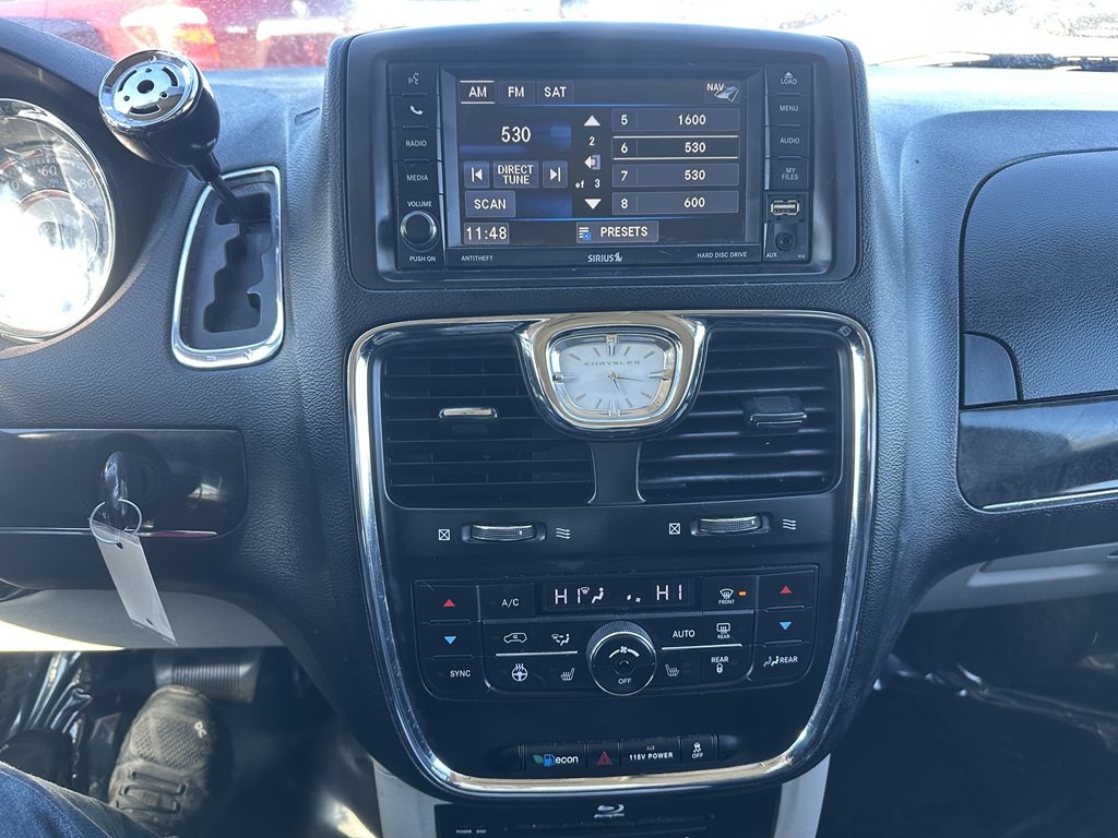 2013 Chrysler Town & Country Image 11