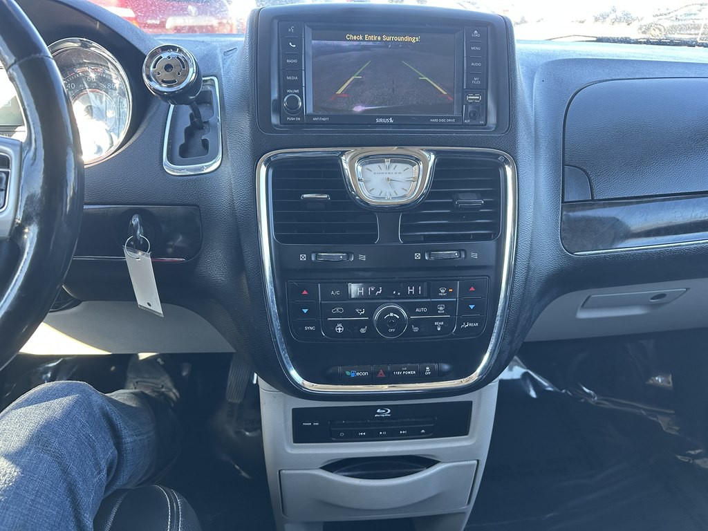 2013 Chrysler Town & Country Image 12