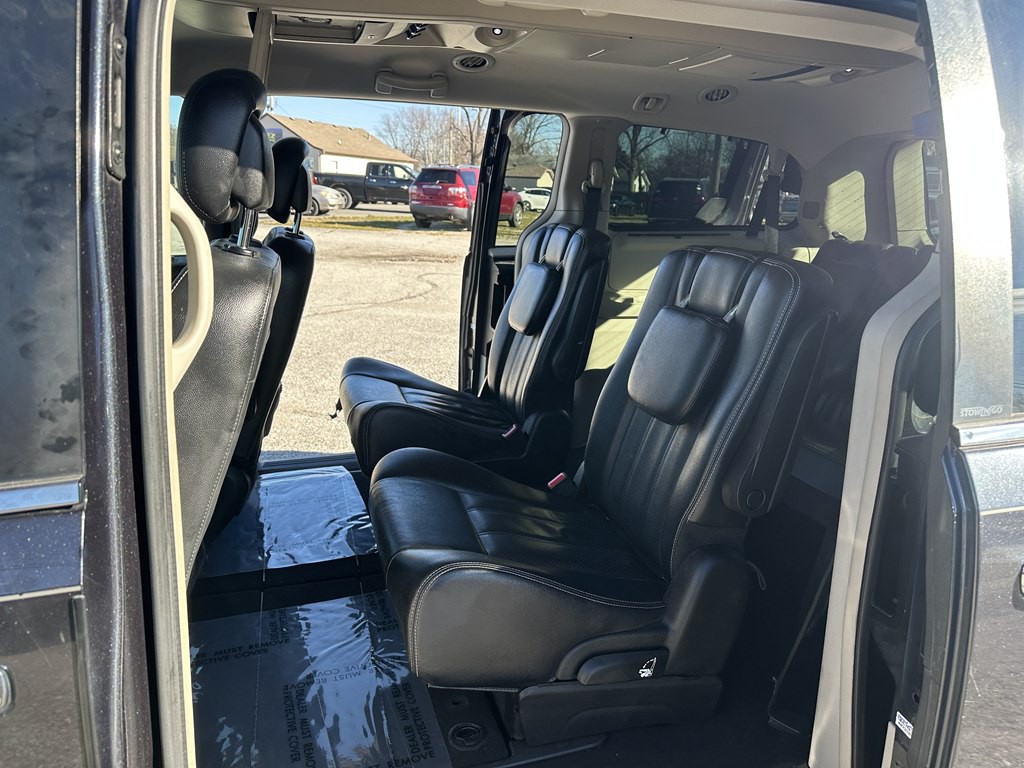 2013 Chrysler Town & Country Image 13