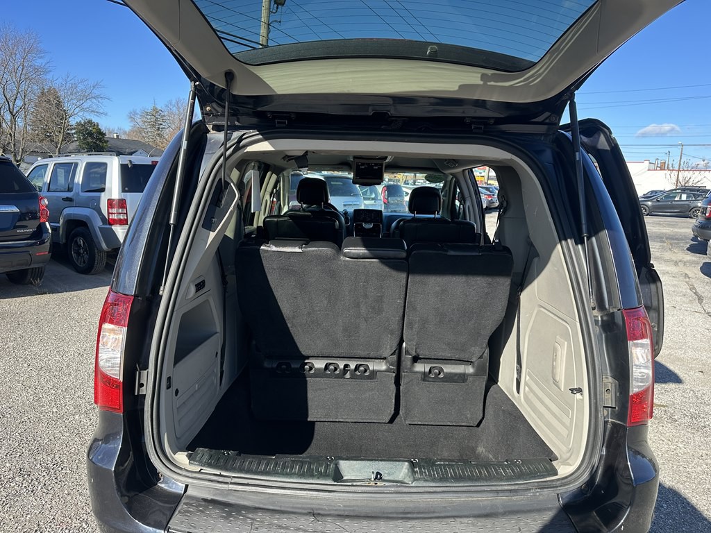 2013 Chrysler Town & Country Image 14