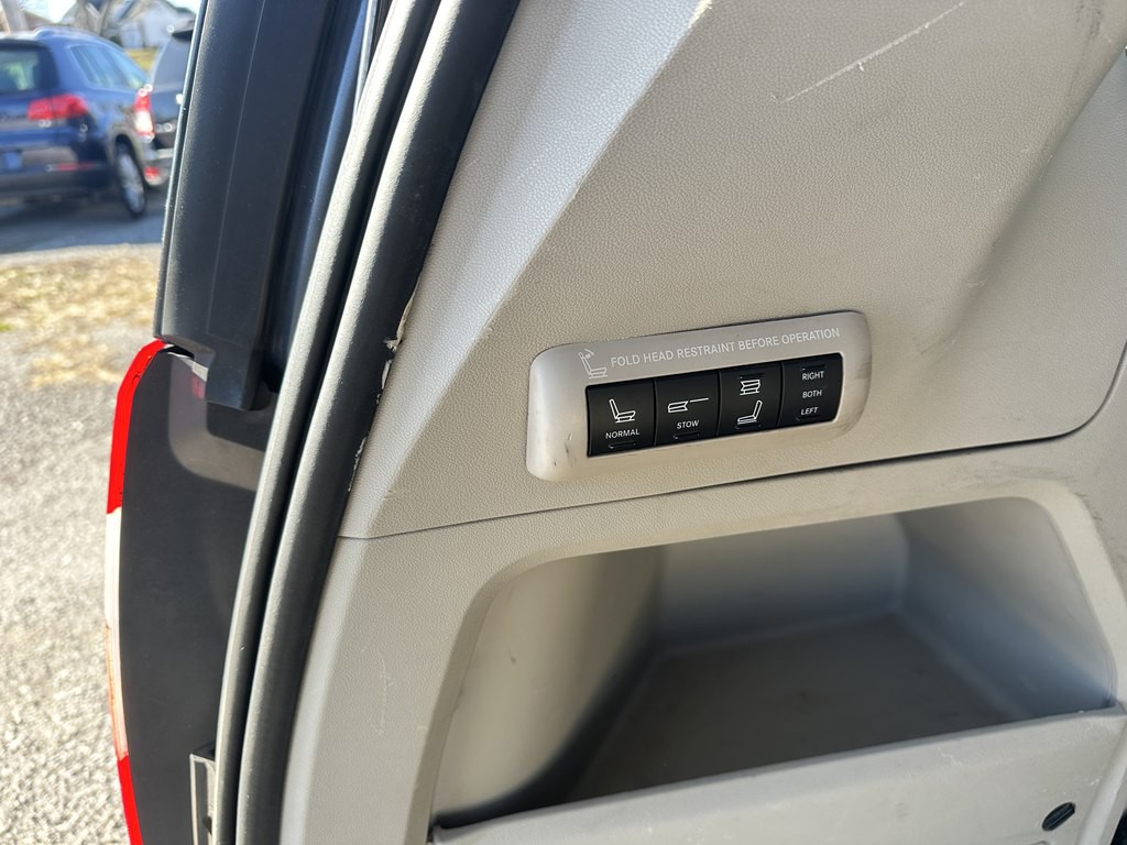 2013 Chrysler Town & Country Image 15