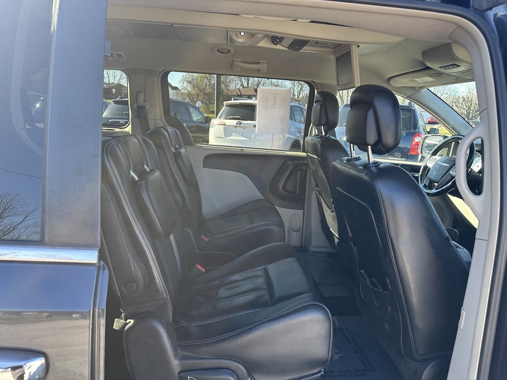 2013 Chrysler Town & Country Image 16