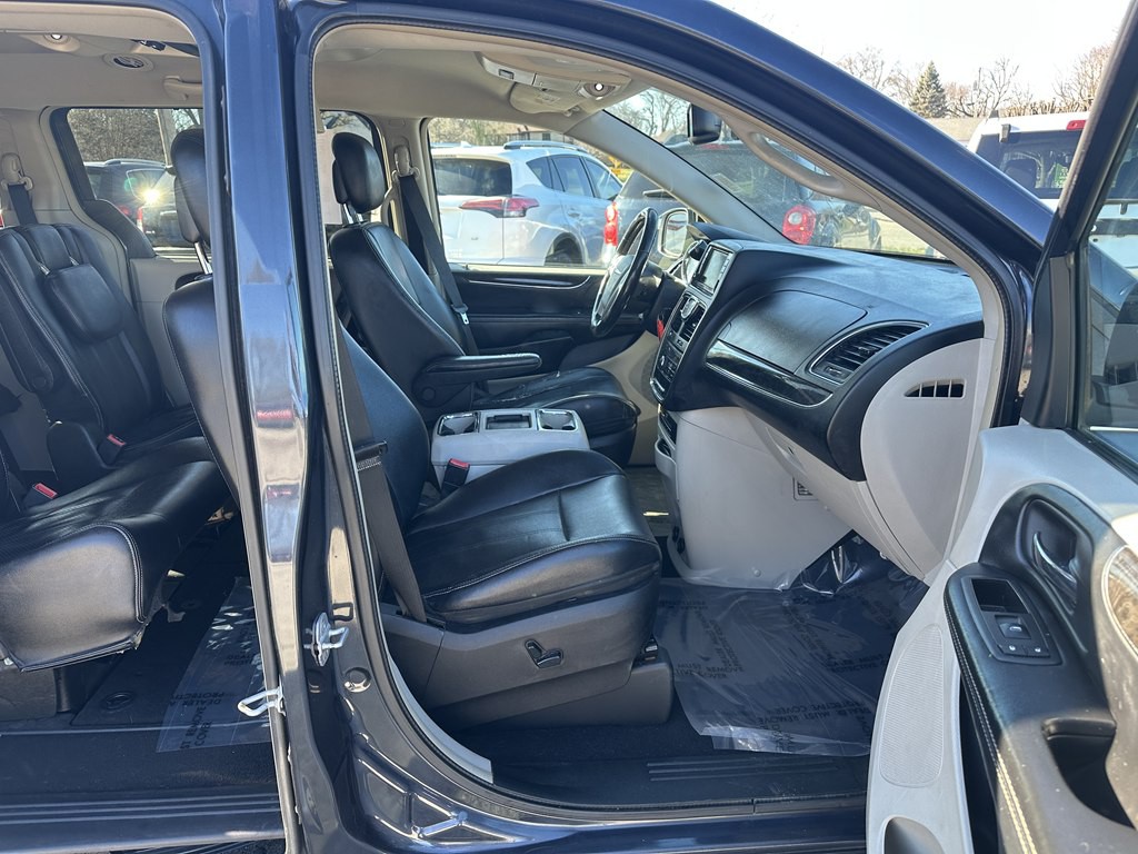 2013 Chrysler Town & Country Image 17