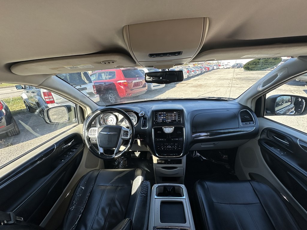 2013 Chrysler Town & Country Image 19