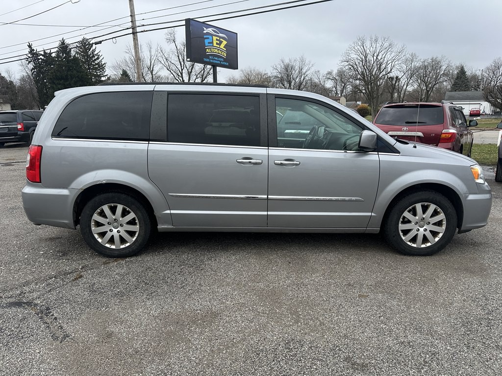 2015 Chrysler Town & Country Image 2