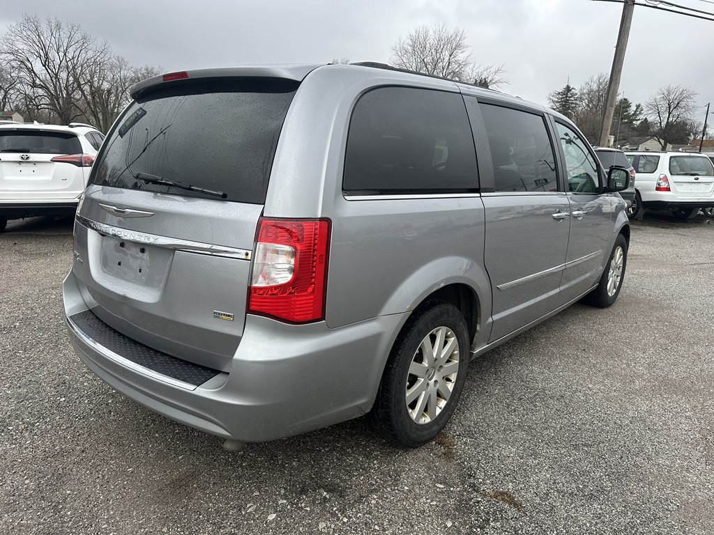 2015 Chrysler Town & Country Image 3
