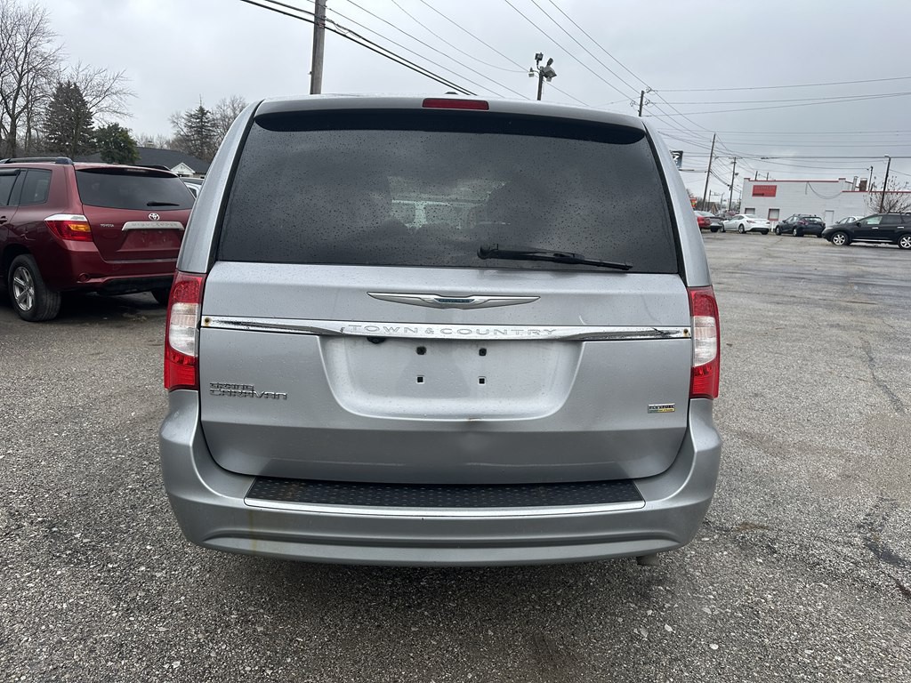 2015 Chrysler Town & Country Image 4