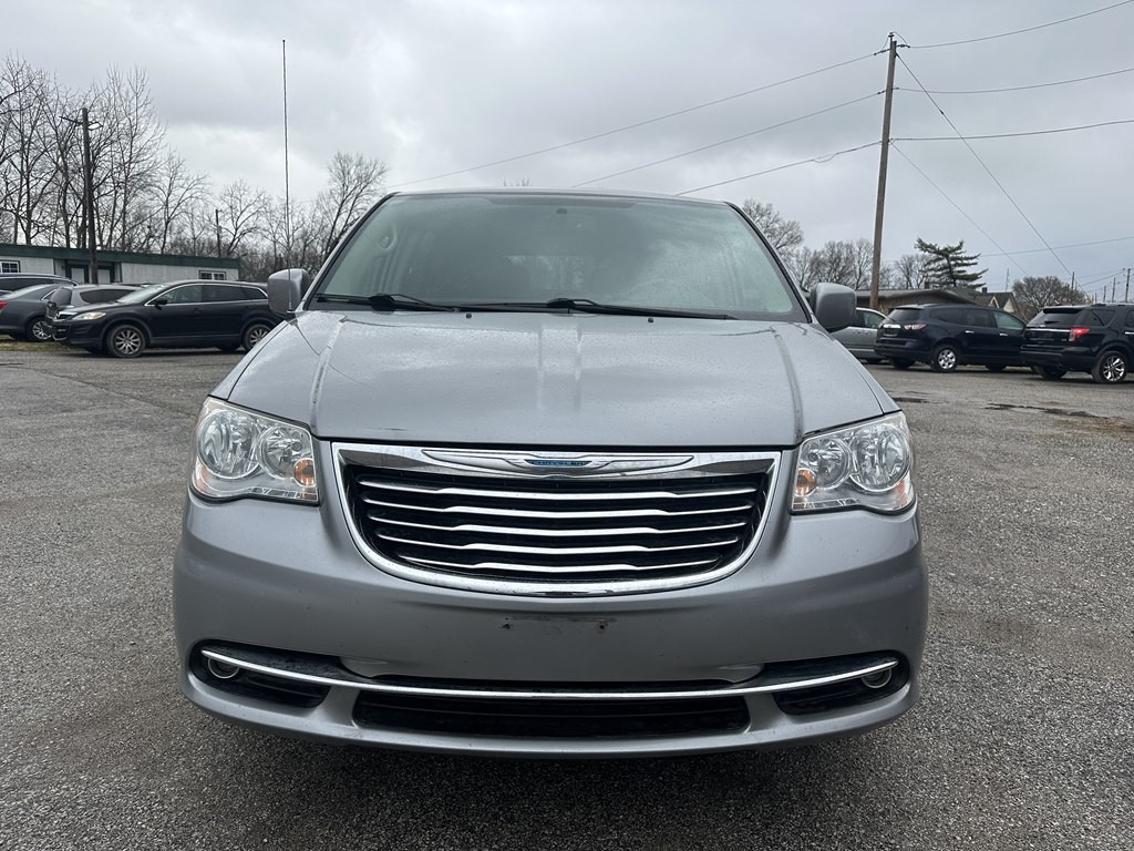 2015 Chrysler Town & Country Image 8