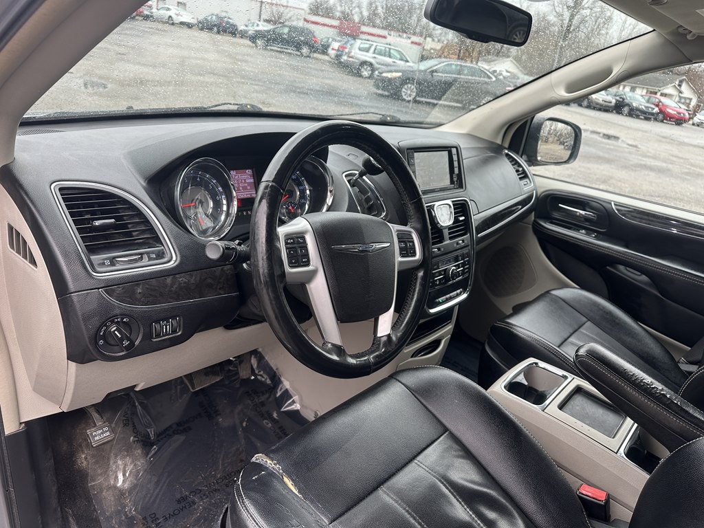 2015 Chrysler Town & Country Image 9