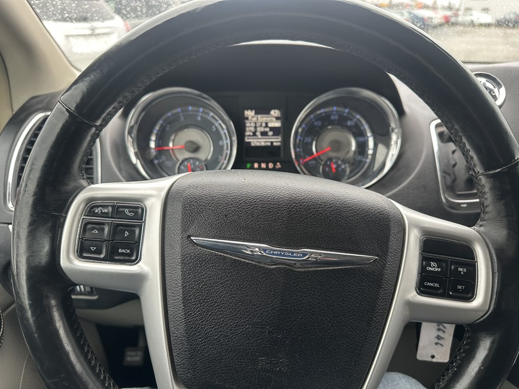 2015 Chrysler Town & Country Image 11