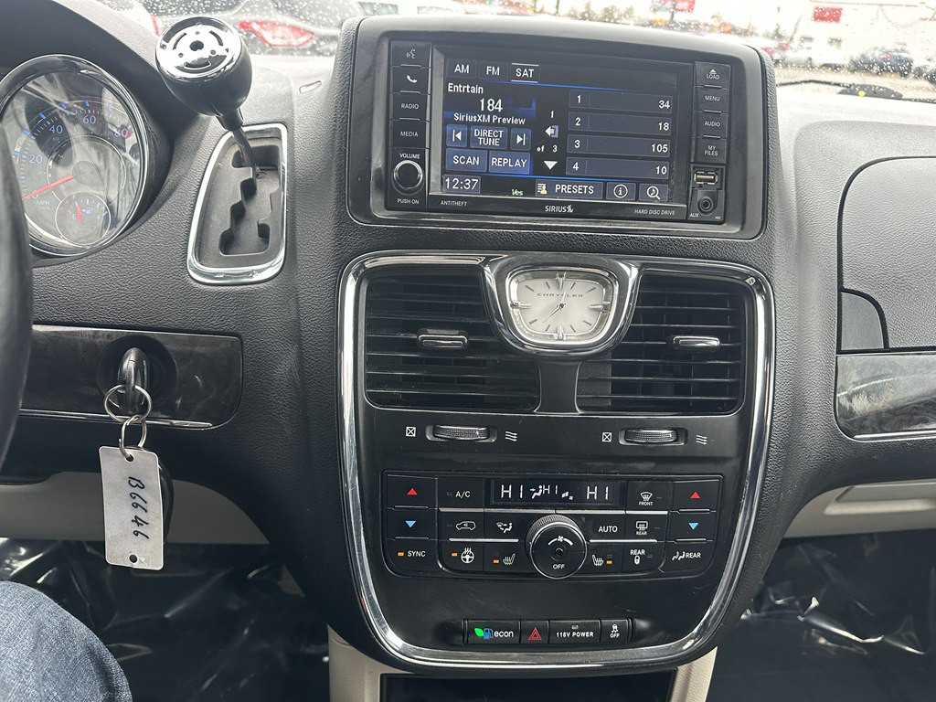 2015 Chrysler Town & Country Image 12