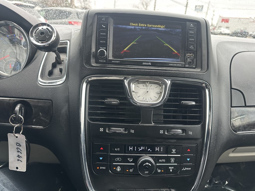 2015 Chrysler Town & Country Image 13