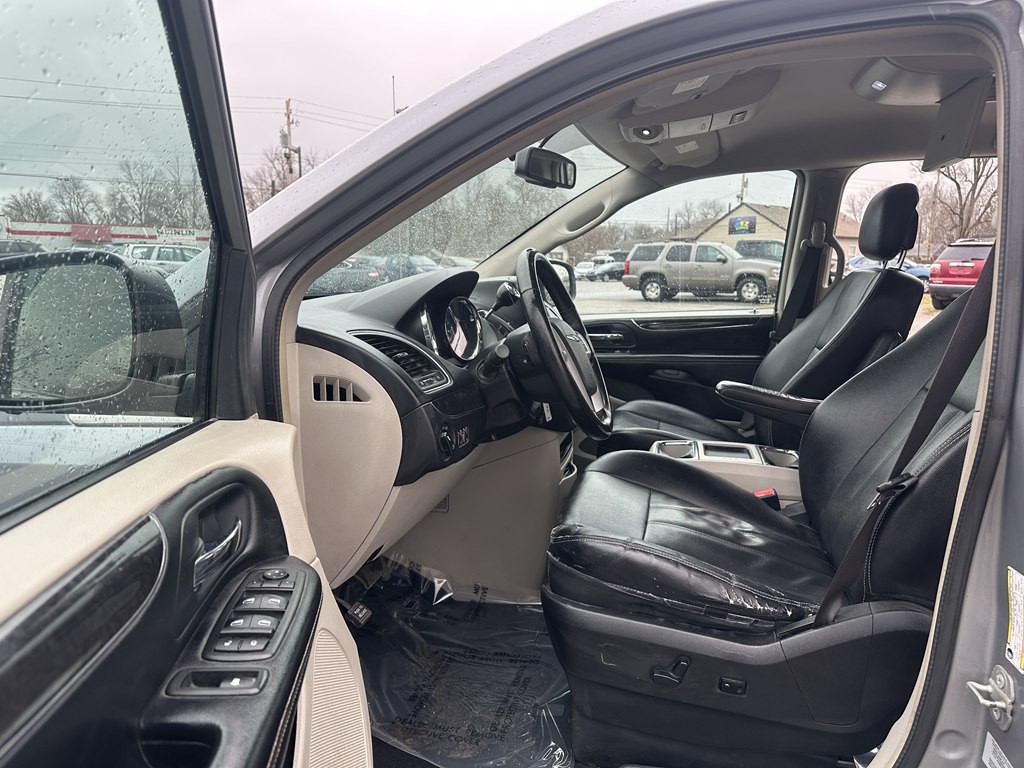 2015 Chrysler Town & Country Image 14