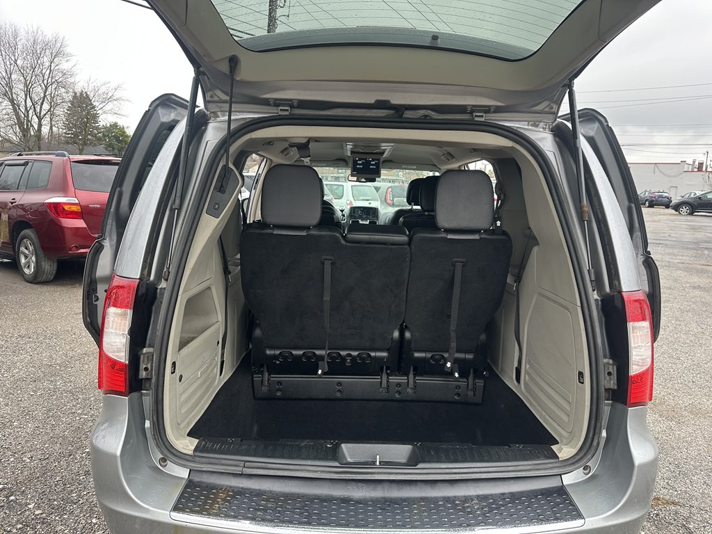 2015 Chrysler Town & Country Image 16