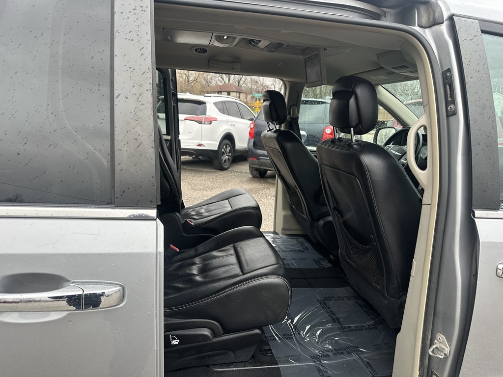 2015 Chrysler Town & Country Image 17