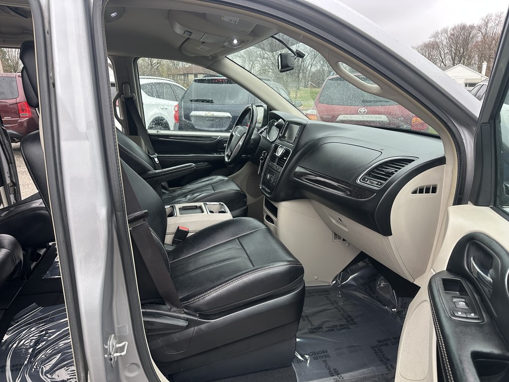 2015 Chrysler Town & Country Image 18