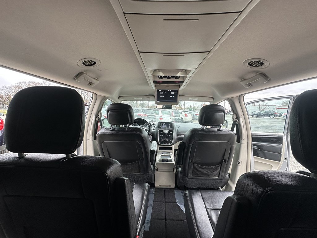 2015 Chrysler Town & Country Image 19