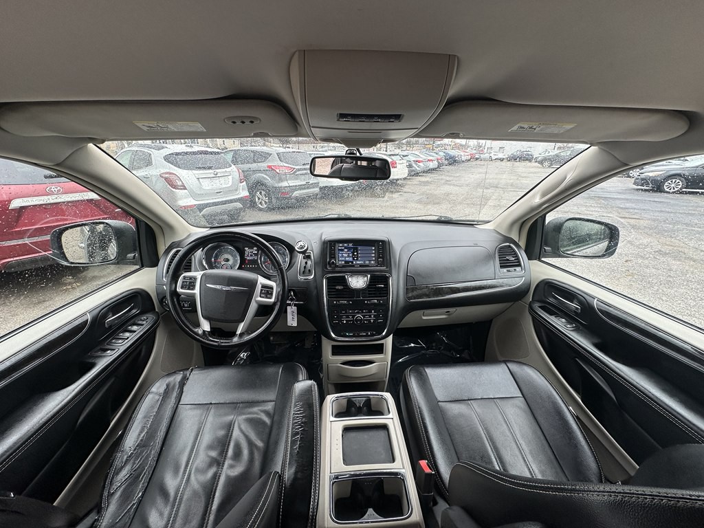 2015 Chrysler Town & Country Image 20