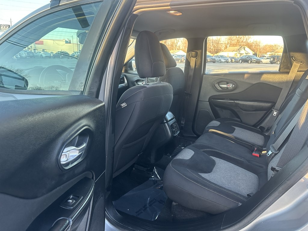 2015 Jeep Cherokee Image 16