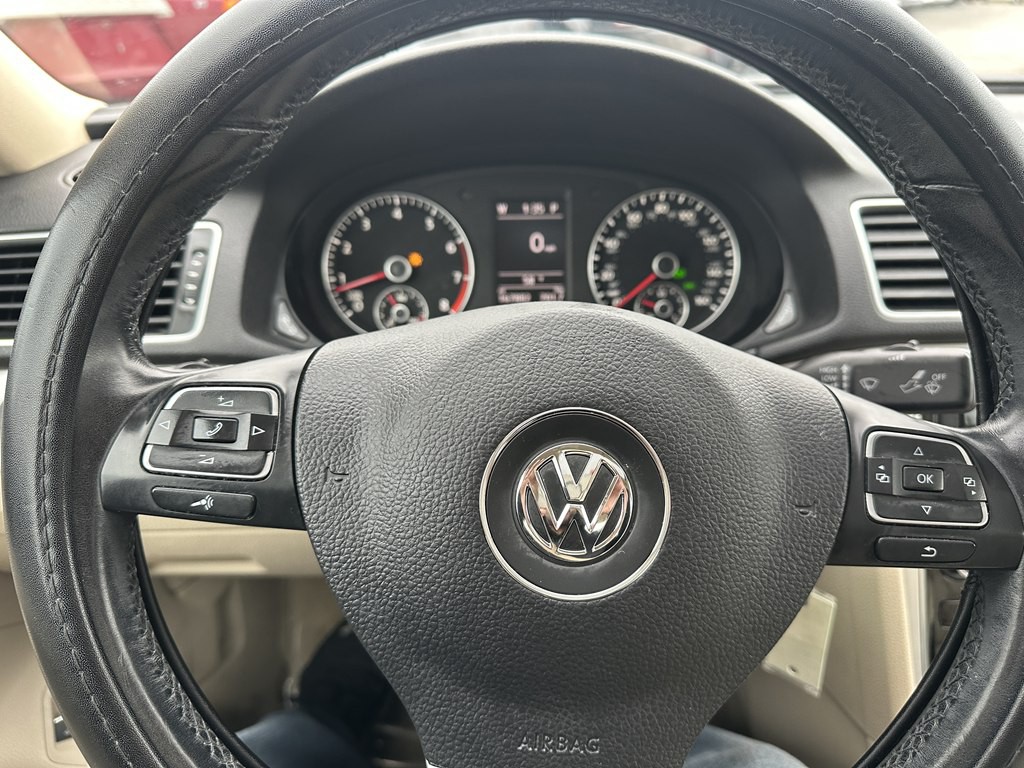 2013 Volkswagen Passat Image 12