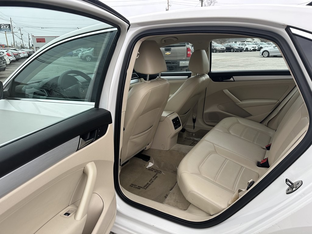 2013 Volkswagen Passat Image 16