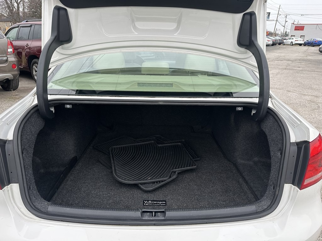 2013 Volkswagen Passat Image 17