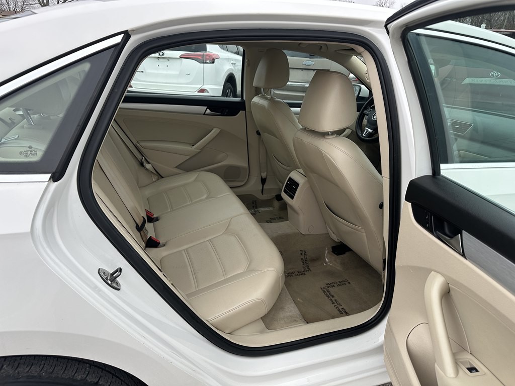2013 Volkswagen Passat Image 18