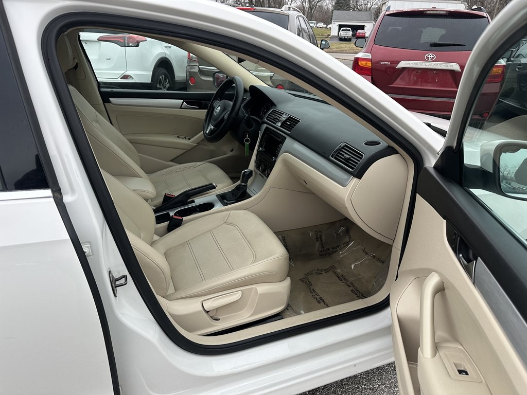 2013 Volkswagen Passat Image 19