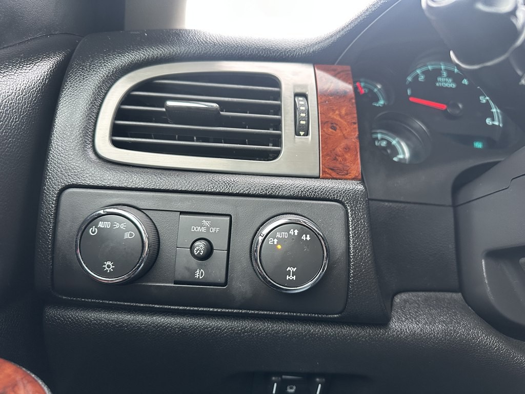 2012 Chevrolet Suburban Image 14