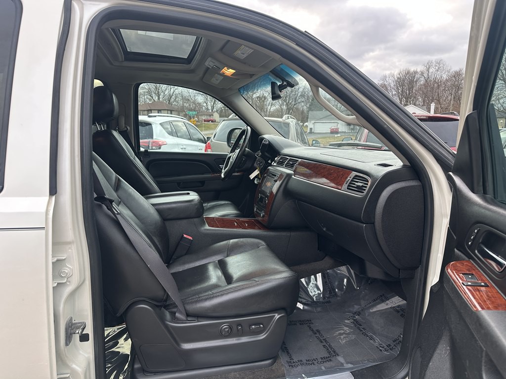 2012 Chevrolet Suburban Image 21